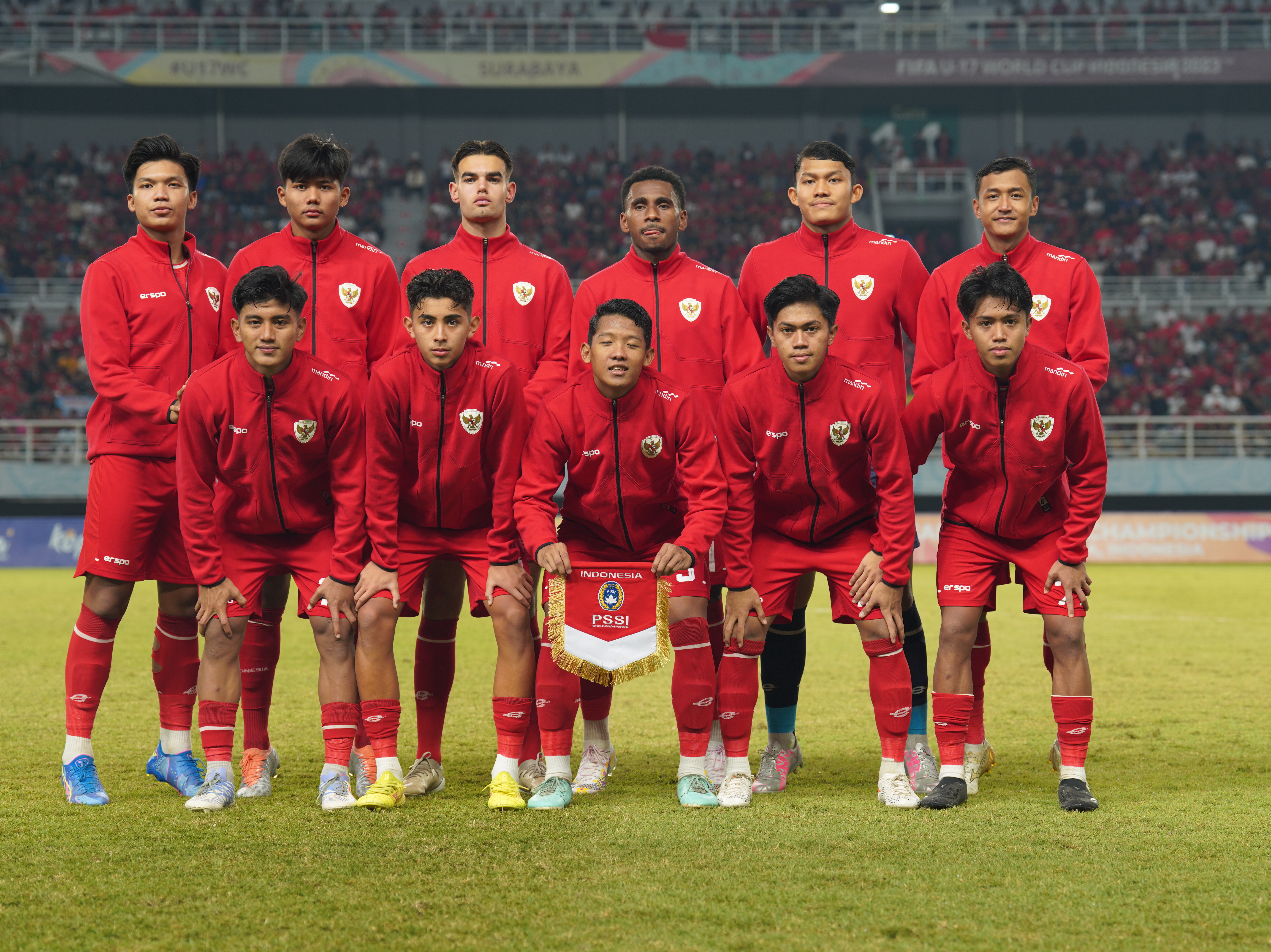 Jens Raven bersama pemain Timnas Indonesia U19