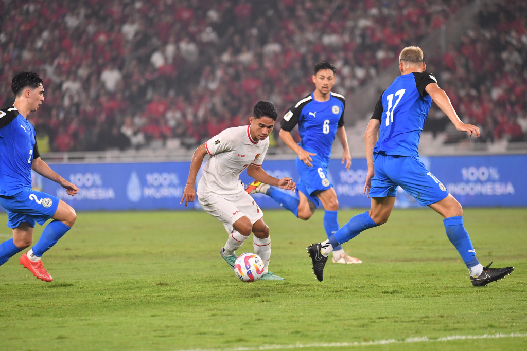 Potret Aksi Indonesia Vs Filipina dalam pertandingan Lanjutan Qualifikasi Piala Dunia 2026 di Stadion Gelora BungKarno, Jakarta.