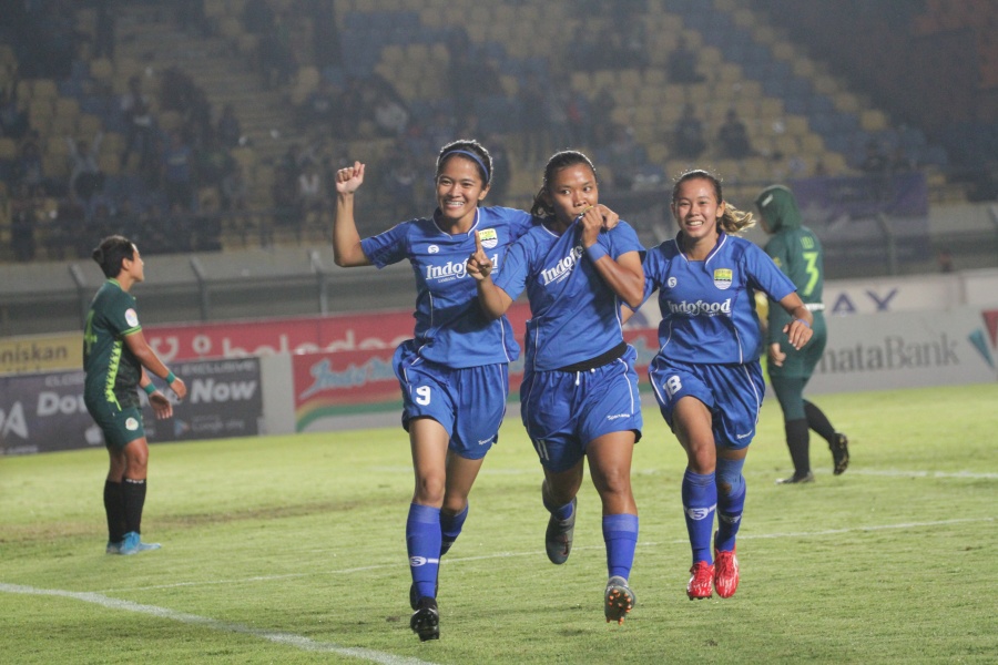 Pemain Persib Putri Merayakan GOl ke Gawang PS TIRA