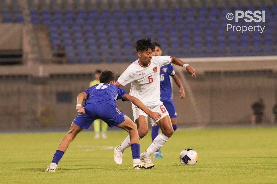 Gelandang Timnas Indonesia U-17 Evandra Floresta saat berusaha melewati adangan pemain Kuwait. (Dok PSSI)